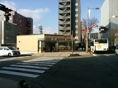 コンビニ　セブンイレブン（コンビニ）まで200m