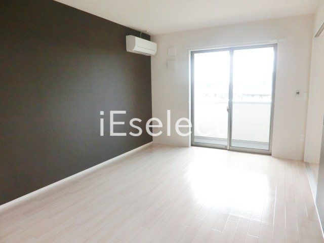 居室・リビング　アクセントクロスがおしゃれなリビングです