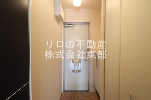 玄関　同じ階の他号室の写真です。