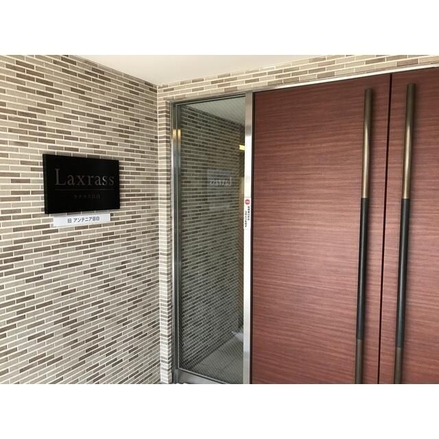 エントランス　落ち着いたエントランスです