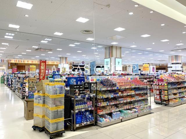 ドラックストア　セブン美のガーデンアリオ亀有店（ドラッグストア）まで779m