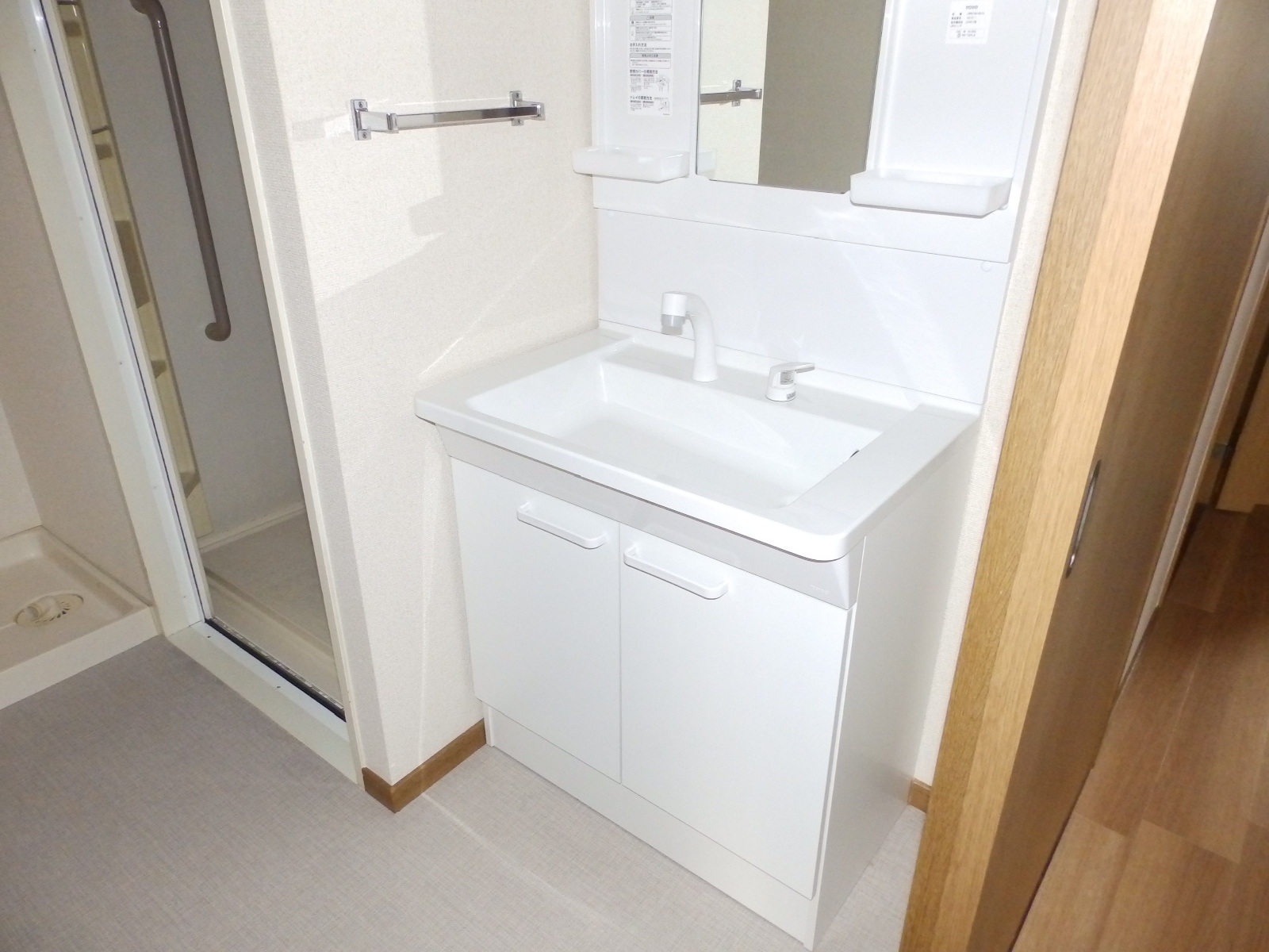 洗面設備　リノーベション中の為、同仕様の別号室写真です