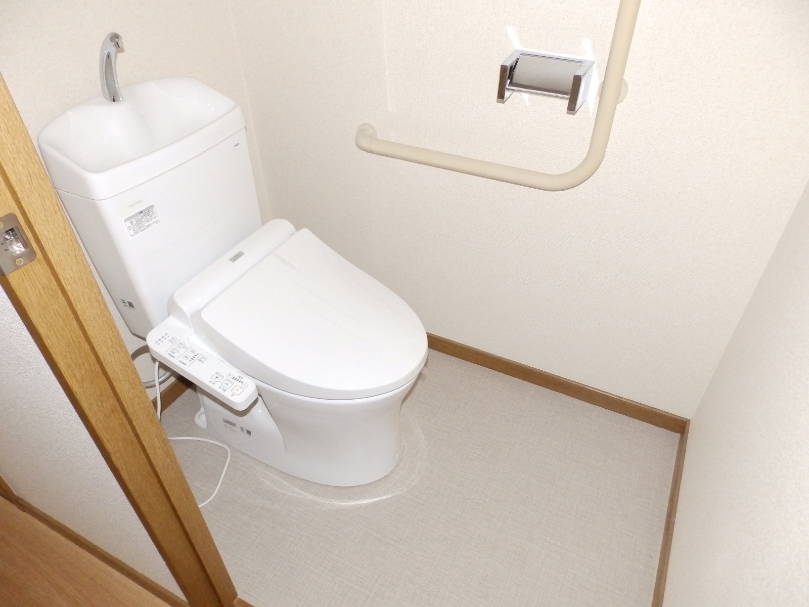 トイレ　リノーベション中の為、同仕様の別号室写真です