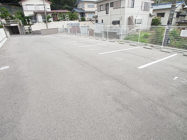 駐車場　敷地内駐車場８８００円とお値打ち