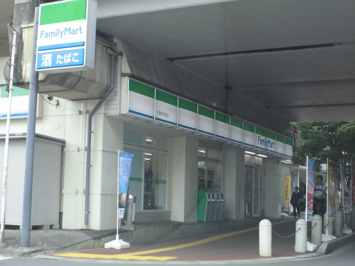 コンビニ　ファミリーマート（コンビニ）まで300m