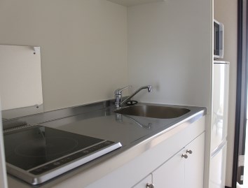 キッチン　室内サンプル 　イメージのため形状や色調、床材、設備等実際と