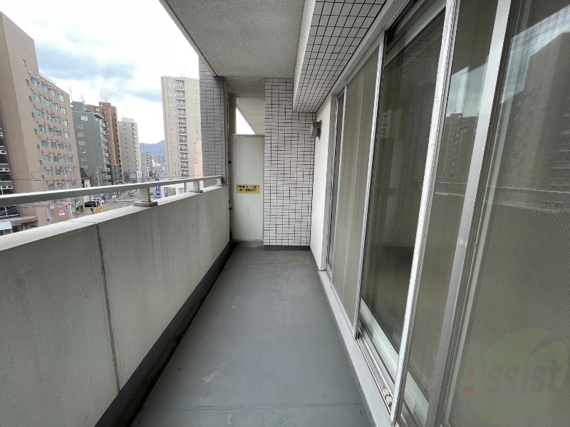 バルコニー　バルコニーは幅があり、広い印象を受けました。