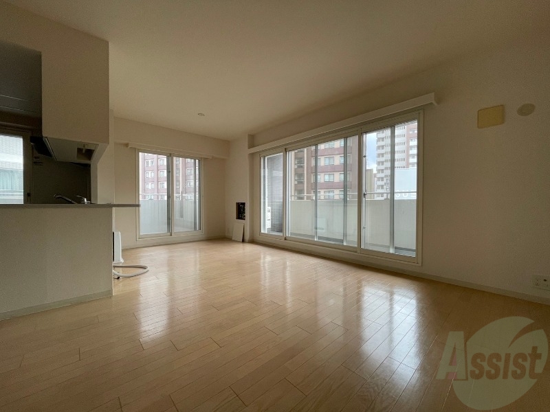 居室・リビング　リビングです。木目のフローリングが落ち着きますね。