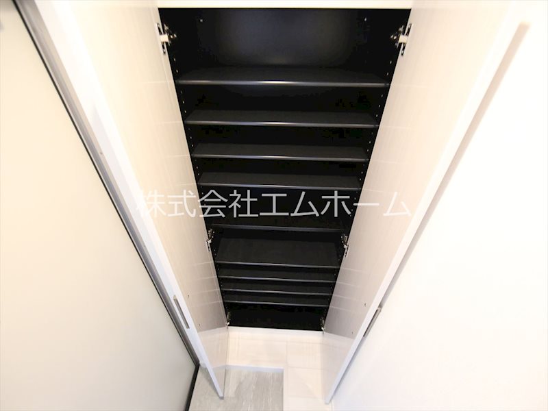 玄関　玄関　シューズボックス付（収納充実してます）