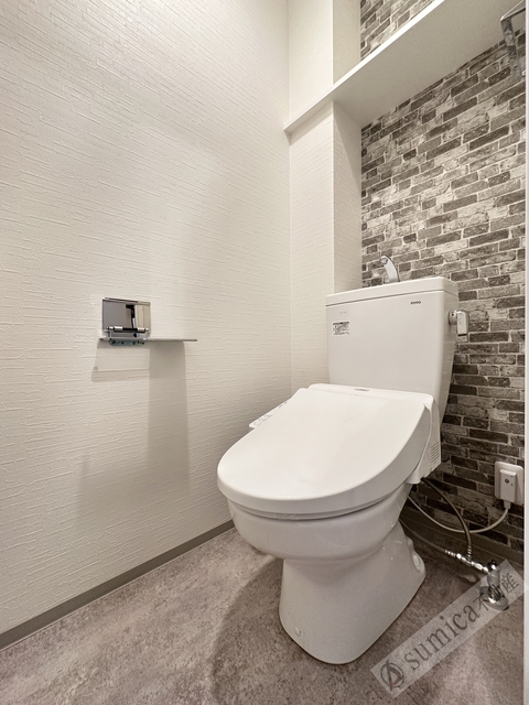 トイレ　人気アイテムの温水洗浄便座。清潔感のあるトイレです。