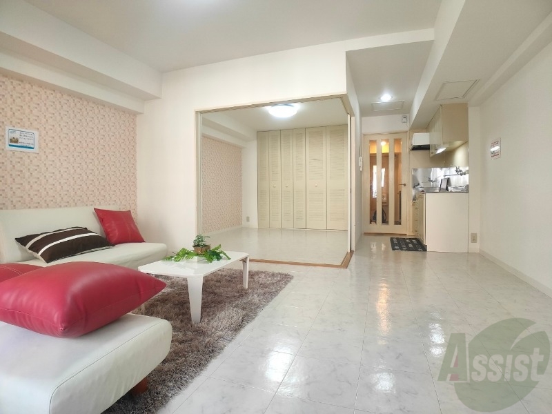 居室・リビング　リビングです。白を基調としていてお部屋全体が明るいですね！