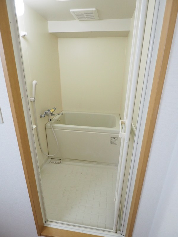 バス・シャワールーム　鏡付きの浴室です。