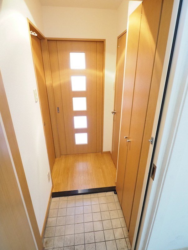 玄関　玄関にはトールタイプの収納付きです。