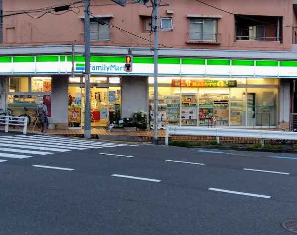 コンビニ　ファミリーマート 新宿弁天町店（コンビニ）まで541m