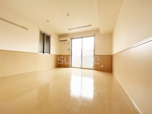 居室・リビング　リビング広くて明るいです☆