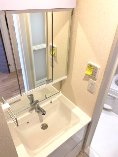 洗面設備　独立洗面化粧台が付いています