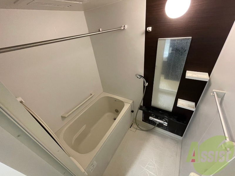 バス・シャワールーム　おしゃれな壁紙と浴室乾燥機がついてるので梅雨の時期でも安心。