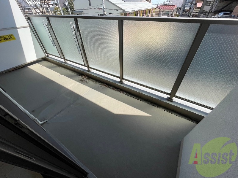 バルコニー　バルコニーはこちらです。長さも幅もちょうどいい広さですね。