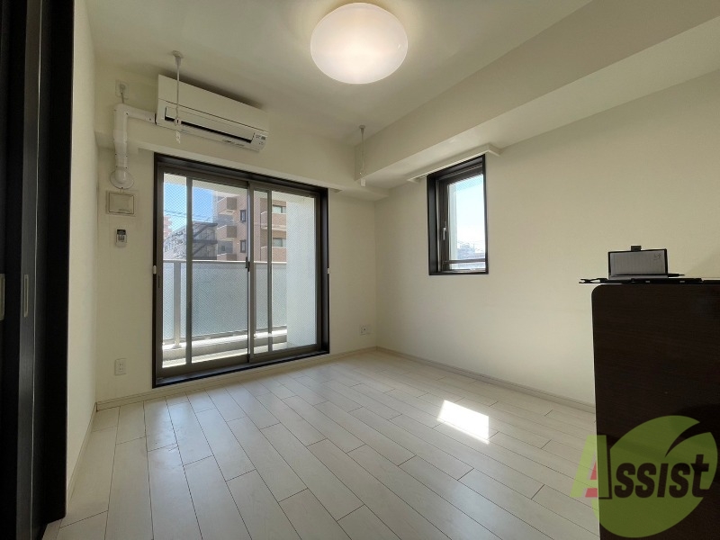 居室・リビング　日当たり良好で白い壁で開放感を感じます。