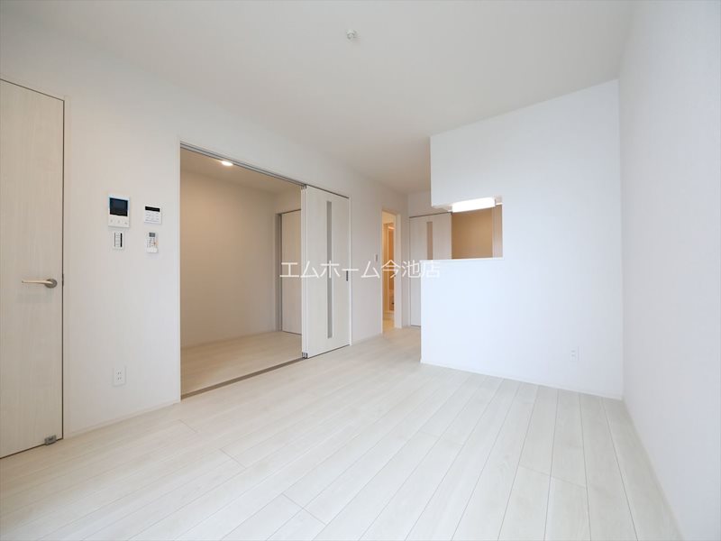 居室・リビング　LDK10.5帖　エアコン付　バルコニーに面しています　同仕