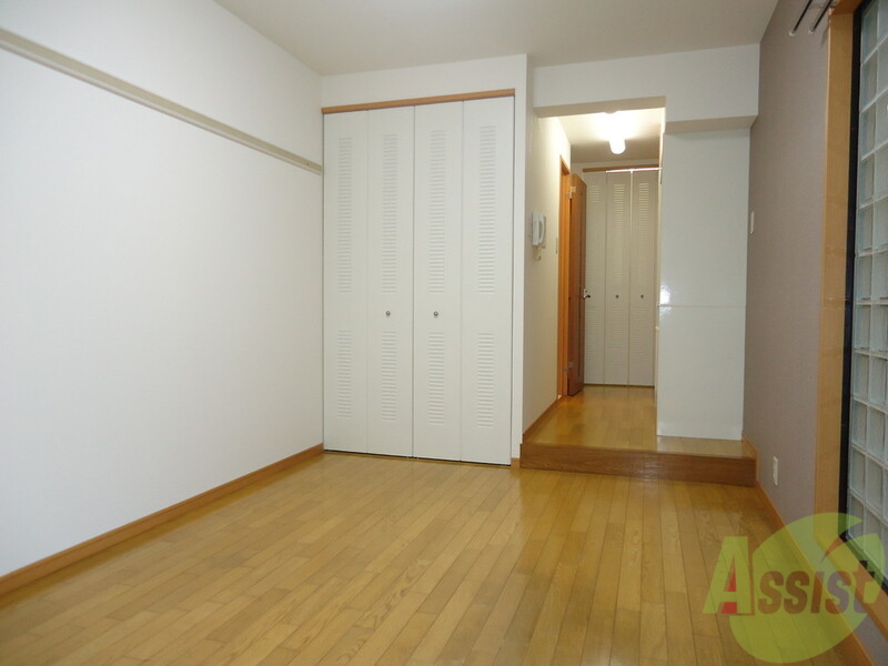 居室・リビング　落ち着きのあるフローリングですね。こちらでくつろいでください