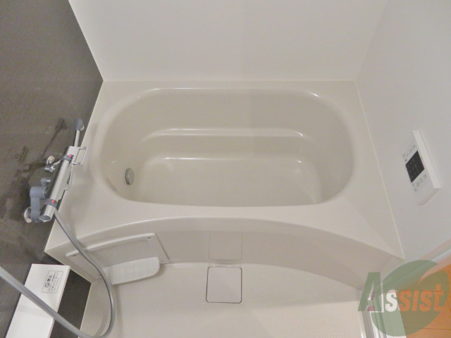 バス・シャワールーム　追い焚き付きで、脚も伸ばせそうなお風呂ですね