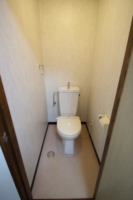 トイレ　同物件別号室の写真です。