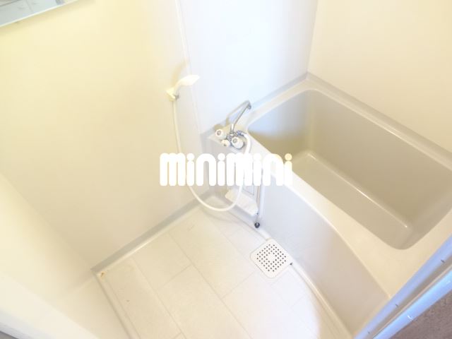 居室・リビング　明るいダイニングと洋室