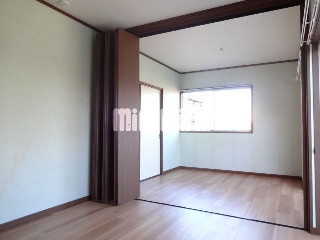 居室・リビング　明るい６帖洋室