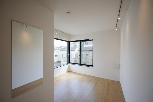 玄関　玄関にミラーもついています