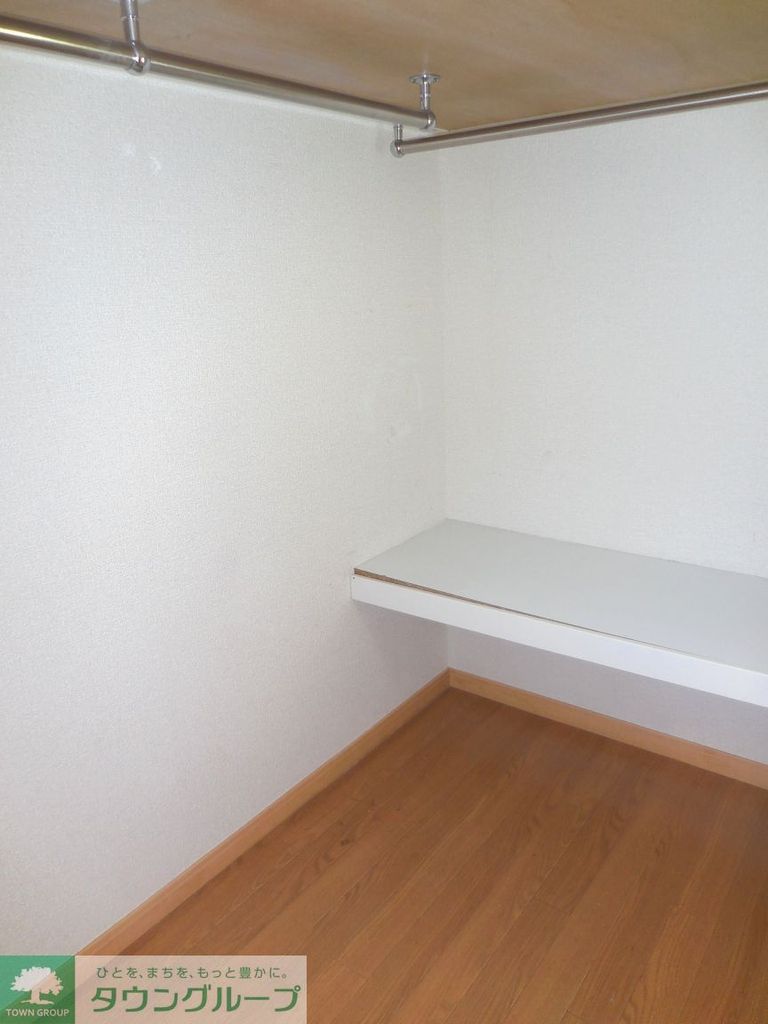 収納　ベット下にも奥行きのある収納があります。