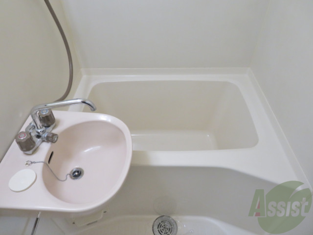 バス・シャワールーム　バスルームは狭すぎず、シャワーも浴びやすそうです。