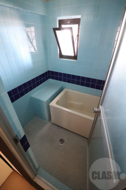 バス・シャワールーム　窓のあるバスルーム