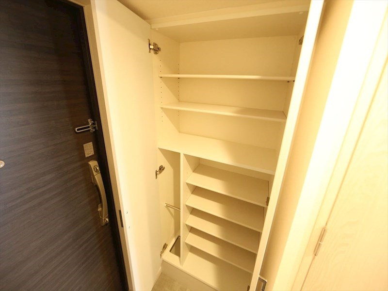 玄関　玄関　シューズボックス付（収納充実してます）