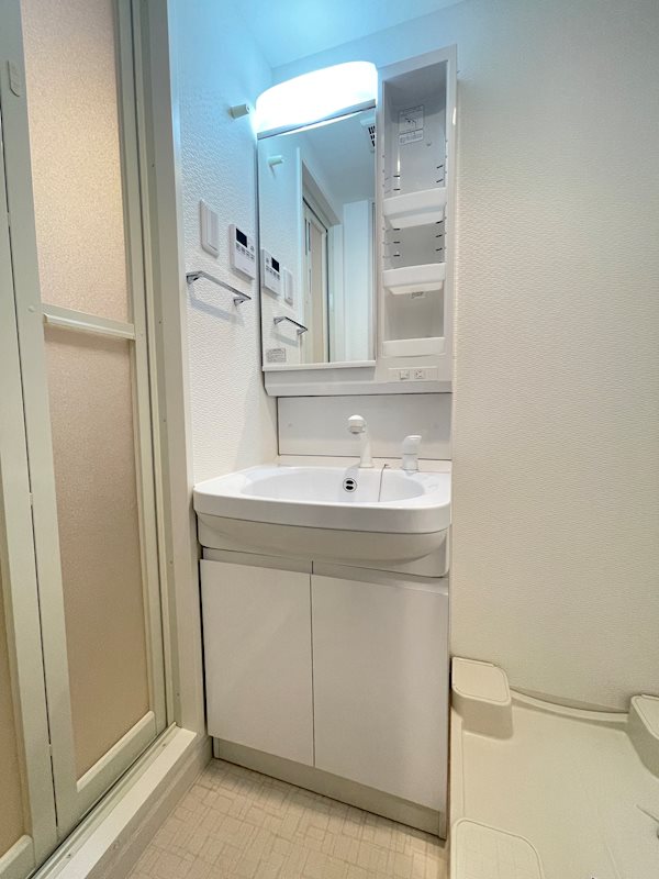 洗面設備　明るい洗面所です