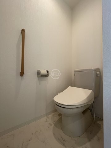 トイレ　ロイヤルパークスなんば　温水洗浄便座