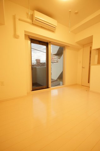 居室・リビング　落ち着いた色合いの床材を使用した居住空間です。