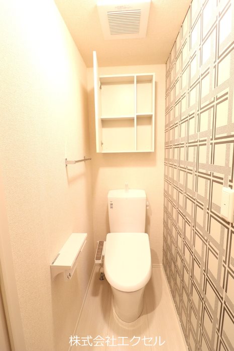 トイレ　温水洗浄便座です。