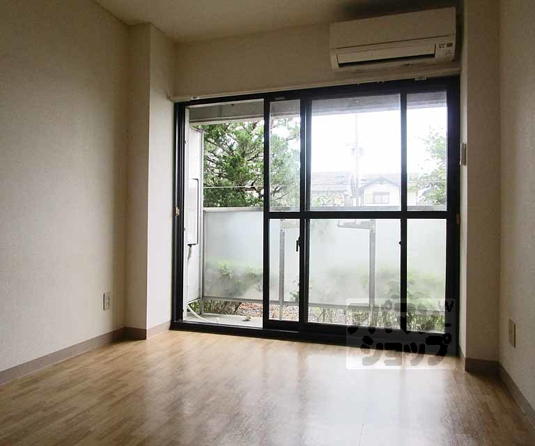 居室・リビング　１０７号室の写真です。