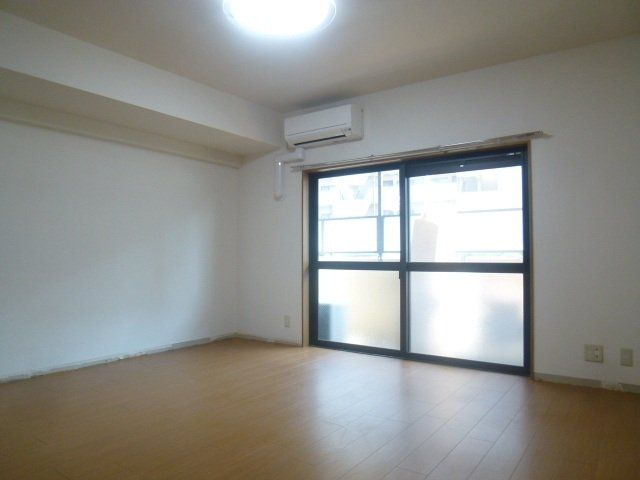 居室・リビング　広めの洋室12帖です。