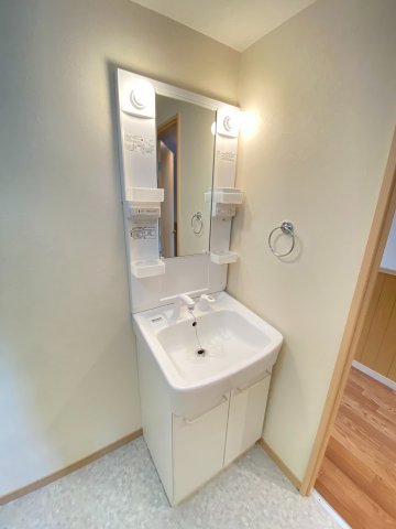 洗面設備　独立洗面台、小物を置くことができて便利です