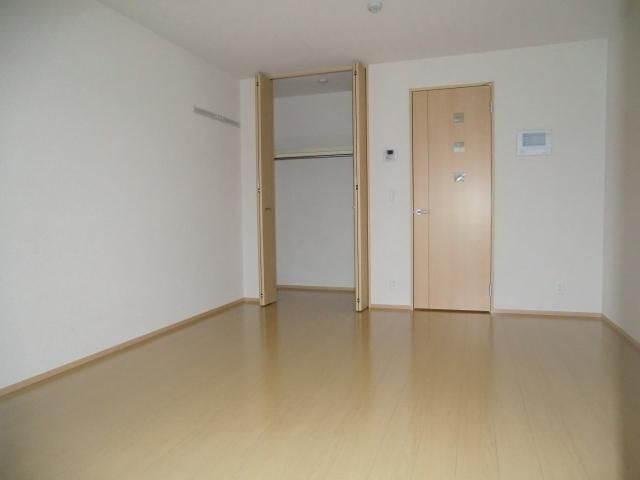 居室・リビング　南向きで日当たり良好・広々居室９帖