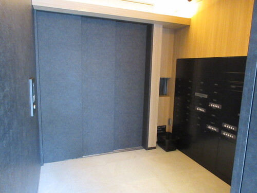 ロビー　ロビ―