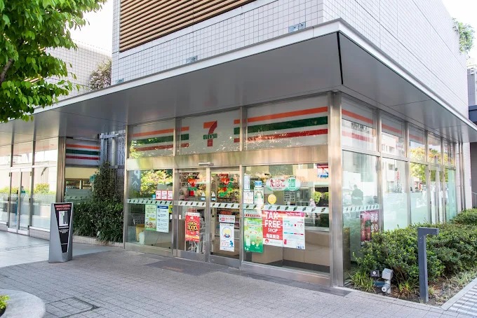 コンビニ　セブンイレブン新宿富久町店（コンビニ）まで281m