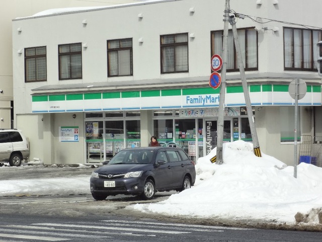 コンビニ　ファミリーマート札幌美園3条店（コンビニ）まで68m