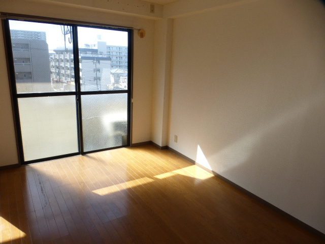 その他部屋・スペース　南側　洋室6帖（フローリング）　陽当り良好