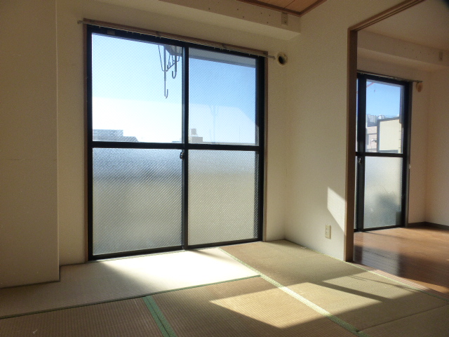 その他　南側　和室6帖　　陽当り良好