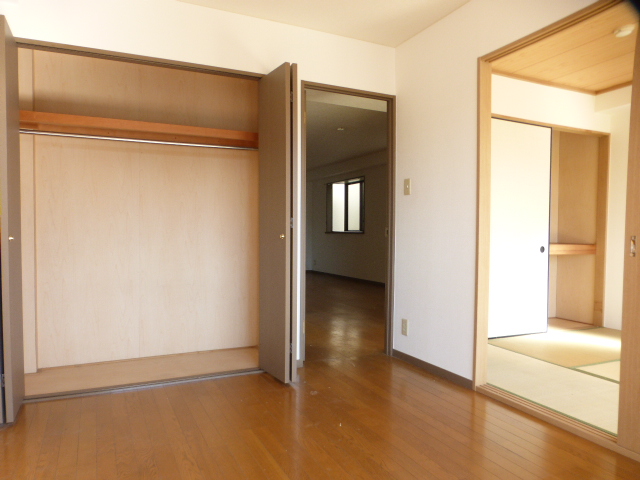 収納　全室収納付　（写真は南側洋室内のクローゼット）