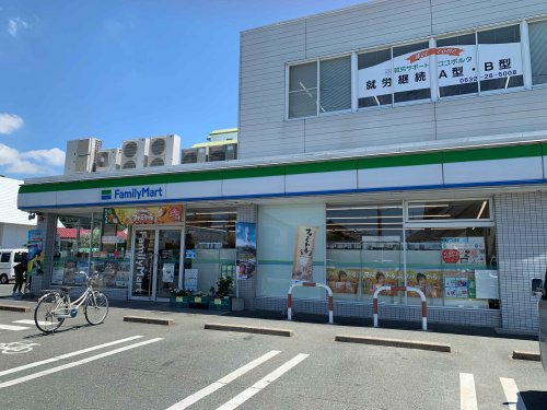 コンビニ　ファミリーマート 豊橋東脇店（コンビニ）まで584m