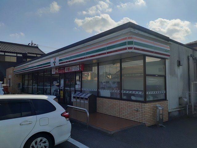 コンビニ　セブンイレブン（コンビニ）まで306m